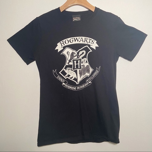 Harry Potter Hogwarts Short Sleeve Tee Size Small Black‎ and White - Picture 1 of 6